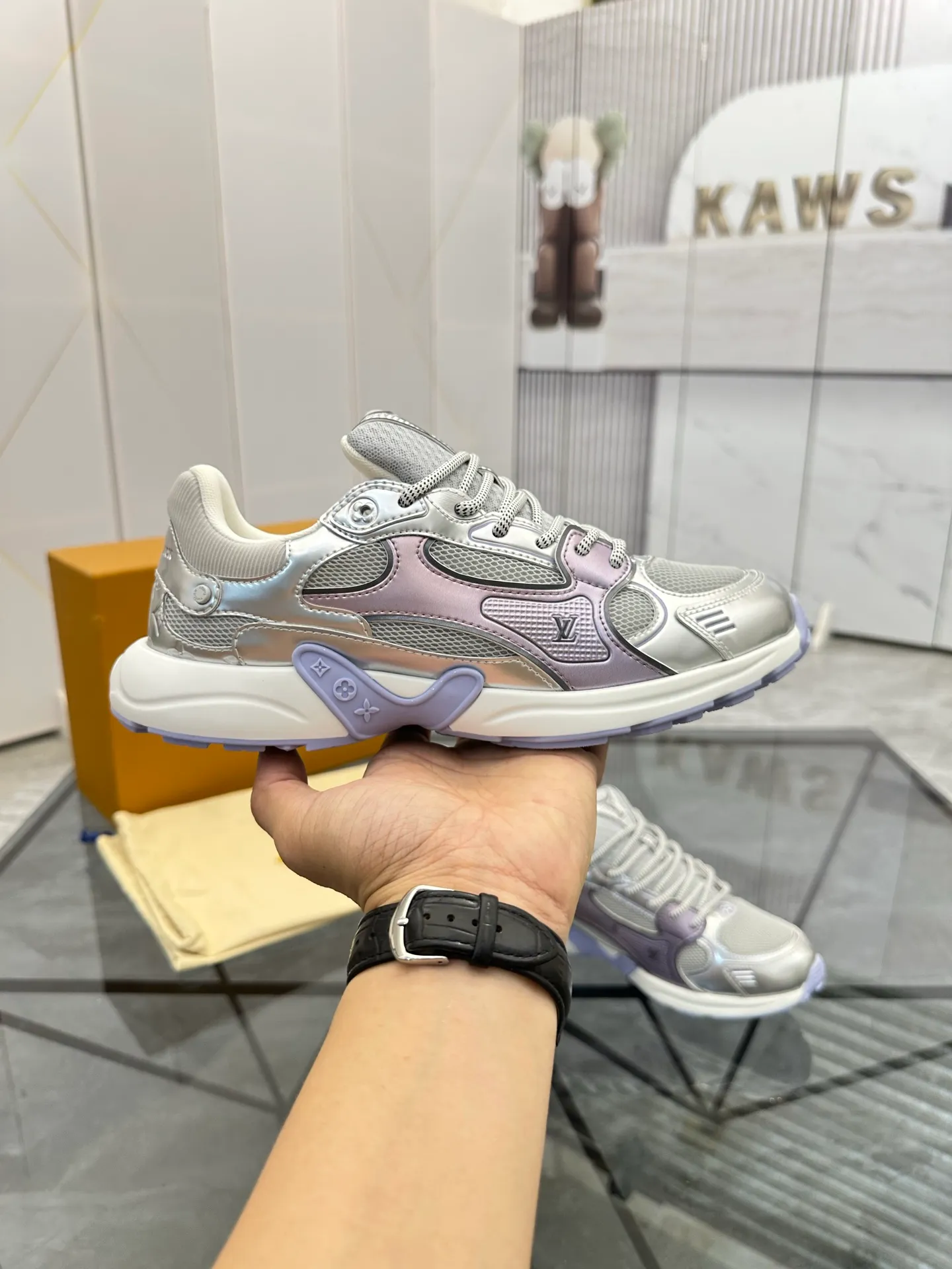 Men's shoes: 💰P660¥ Top quality Product trademark: LV* "Louis Vuitton*" low-top casual shoes Regular size: 35-44 (can be customized to 45.46) Couple style Product materials: Upper imported cowhide stitching original material, breathable lining, original outsole. Number: H218